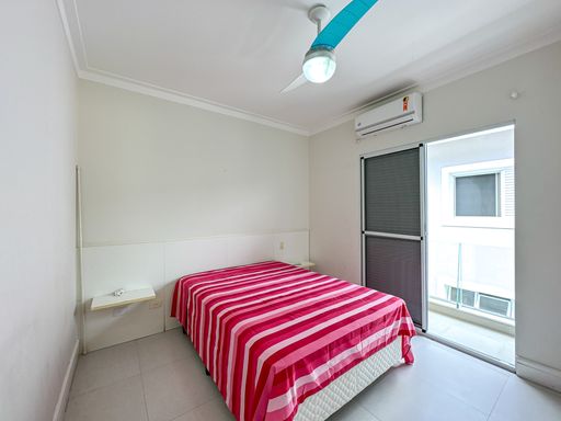 Suíte com cama de casal

Quarto de casal minimalista com colcha listrada rosa e porta para sacada.

Este dormitório foca no aconchego e na simplicidade do design. A cama de casal centralizada está vestida com uma colcha de listras horizontais em tons de rosa vibrante e branco. A cabeceira é composta por painéis brancos fixados na parede clara, acompanhados por criados-mudos flutuantes minimalistas. O teto conta com sanca de gesso e um ventilador de teto moderno com pás azuis. Uma grande porta de correr de alumínio escuro se abre para uma sacada privativa, trazendo excelente iluminação e ventilação natural para manter o clima térmico agradável.