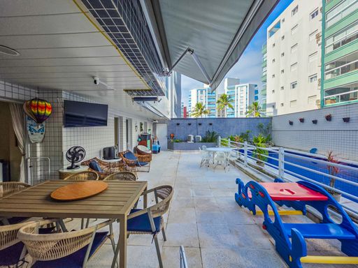 Varanda gourmet ampla com lazer

Área externa de cobertura com mesas, cadeiras, brinquedo infantil e vista para prédios.

Esta ampla varanda gourmet de cobertura oferece um ambiente ensolarado e integrado, ideal para o convívio social. O piso é revestido em placas de pedra clara, contrastando com as paredes pastilhadas em tons de cinza e azul. A área conta com mesas de madeira ripada acompanhadas por cadeiras de fibra sintética com almofadas azuis. Ao fundo, uma mureta com guarda-corpo metálico delimita o espaço, permitindo a visualização de edifícios modernos sob um céu azul. Um toldo retrátil cinza oferece controle da iluminação natural, e um playground plástico azul garante a diversão infantil.