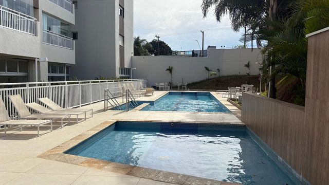 ampla piscina adulto e infantil aquecida