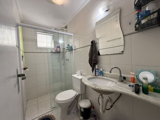 banheiro social bem arejado com box blindex