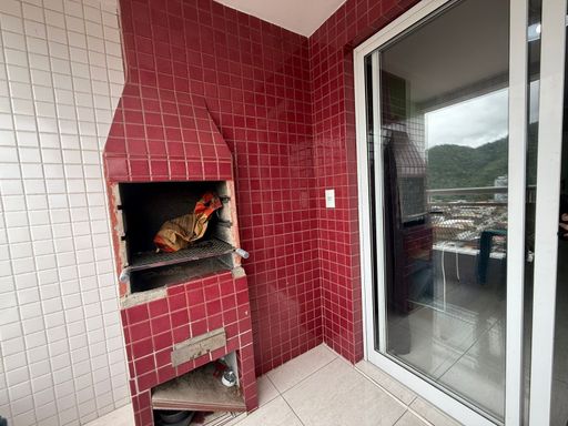 sacada gourmet com churrasqueira a carvão e acesso a sala 2 ambientes