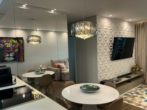 Sala de jantar integrada com ampla sala de estar