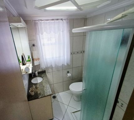 banheiro com box blindex e armário planejado bem arejado