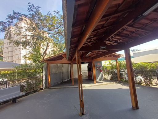 área da churrasqueira a carvão semi integrada ao salão social de festas