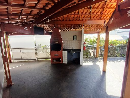 área da churrasqueira a carvão semi integrada ao salão social de festas