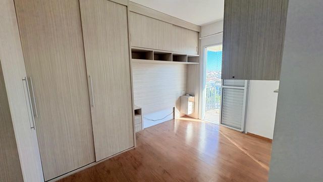ampla suíte com armários planejados e acesso a varanda gourmet