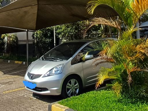 vaga de estacionamento com arborizada