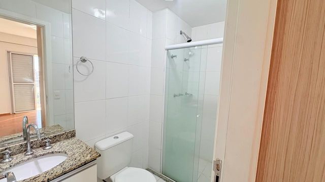 banheiro da suíte clean com box de vidro