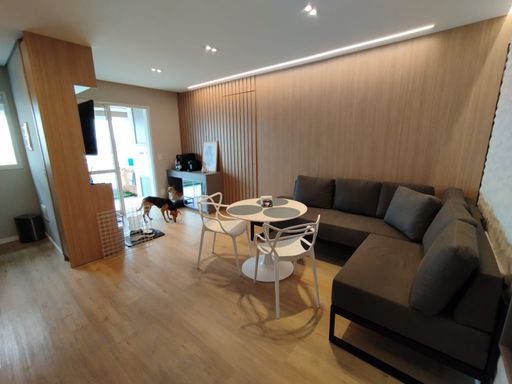 sala ampla 2 ambientes com acesso a varanda gourmet, teto rebaixado com sistema de iluminação diferenciada
