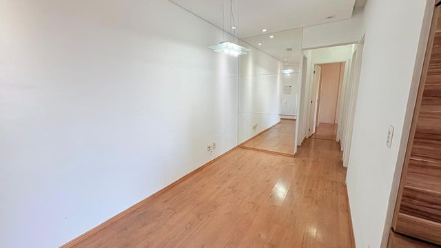 ampla sala 2 ambientes com espelho e acesso aos dormitórios