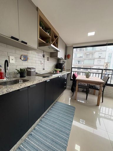 varanda gourmet envidraçada com cortina blackout e vista privilegiada para o mar
