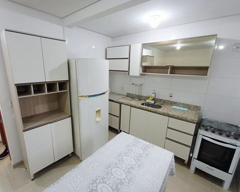 cozinha com armários modulares, bem arejada e iluminada