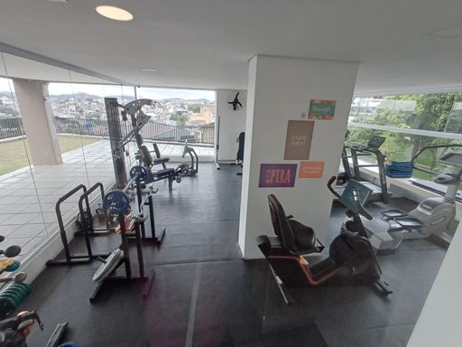 academia bem equipada e arejada