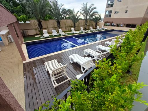 ampla piscina adulto e infantil