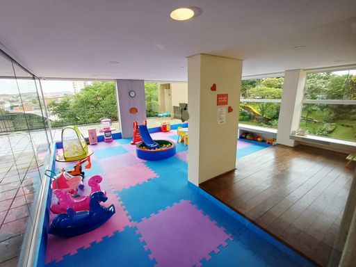 brinquedoteca ampla e bem arejada