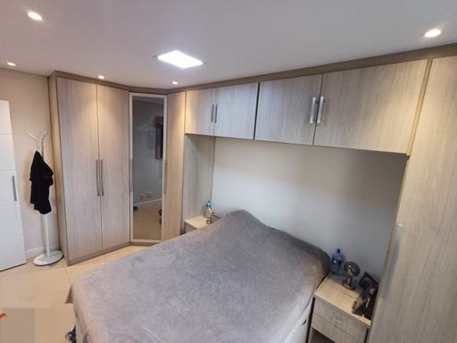 dormitório com armários planejados bem arejado