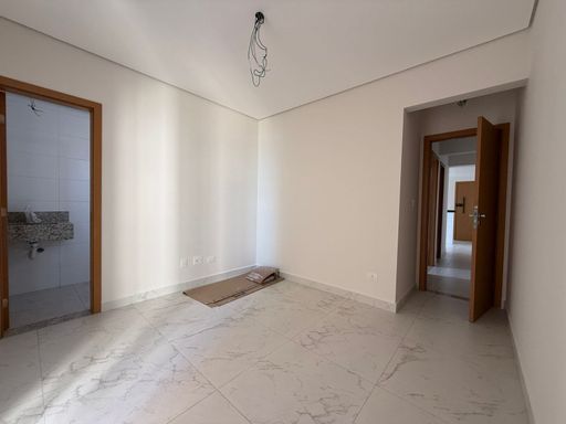 ampla sala com acesso a entrada principal e ao lavabo