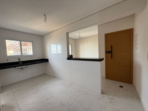ampla cozinha americana clean com pedra e balcão em granito preto