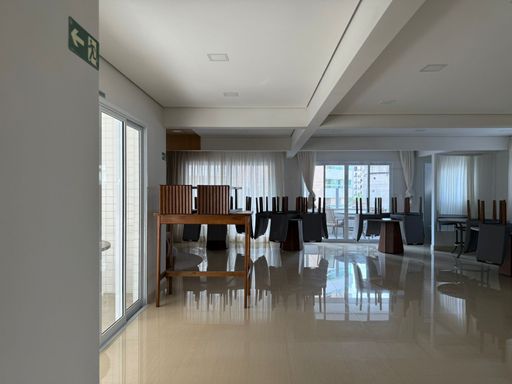 salão de festas arejado em porcelanato