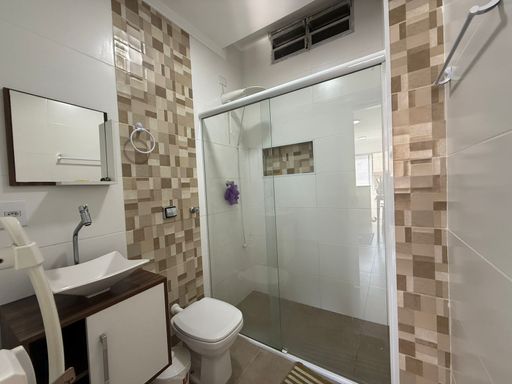 banheiro com box de vidro e nicho