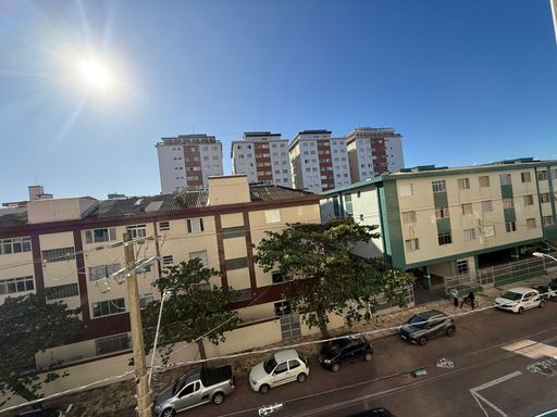 vista de frente para rua principal da janela