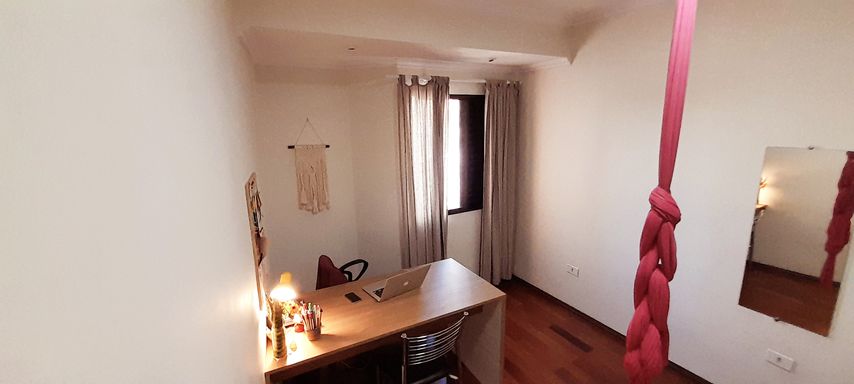 segundo dormitório, com closet e piso em madeira maciça