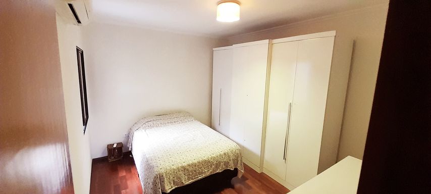 terceiro dormitório com ar condicionado e piso em madeira maciça