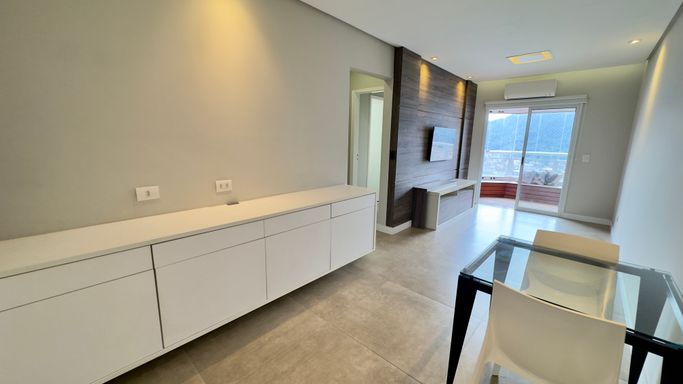 sala 2 ambientes com rack e painel com led
