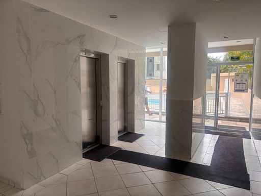 hall dos elevadores com acesso a piscina