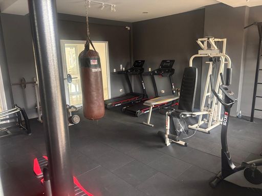 academia bem equipada e arejada