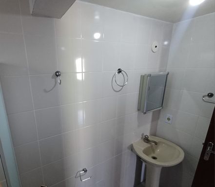 banheiro com iluminação natural e box de vidro, bem arejado