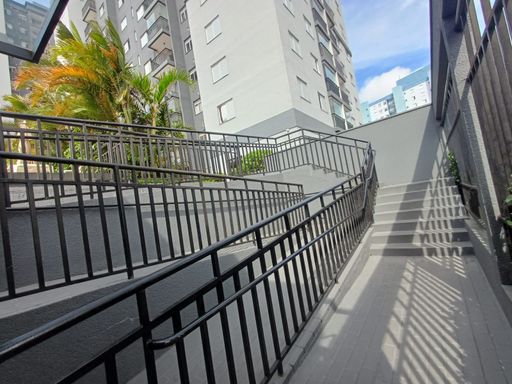 acessibilidade com rampa na entrada principal