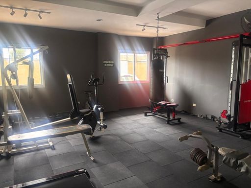 academia bem equipada e arejada