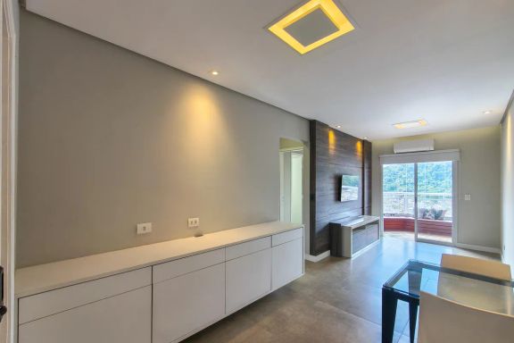 sala 2 ambientes com teto em gesso e projeto de iluminação diferenciados