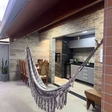 ampla varanda com acesso a churrasqueira e a área de serviço