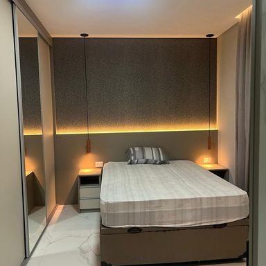 suíte 1 com sistema de iluminação em LED e armários planejados.