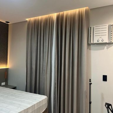 suíte 1 com sistema de iluminação em LED e armários planejados.