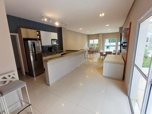 amplo salão de festas em total requinte com acesso ao espaço da churrasqueira a carvão externa