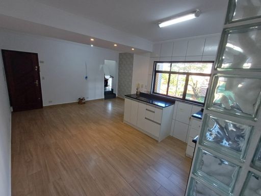 ampla sala 2 ambientes semi integrada a cozinha com armários planejados, acesso a entrada principal e ao piso superior