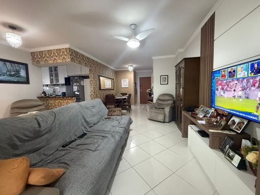 sala ampla 2 ambientes semi integrada a cozinha com acesso a entrada principal