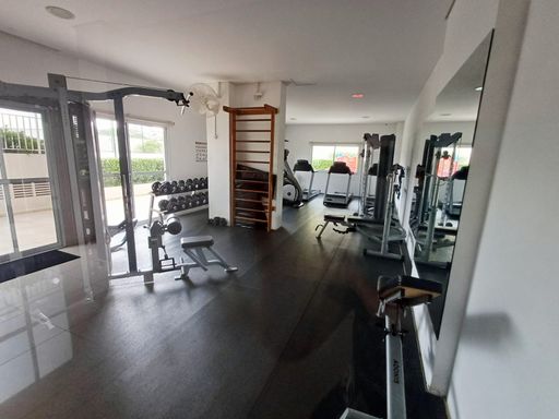 ampla academia bem equipada