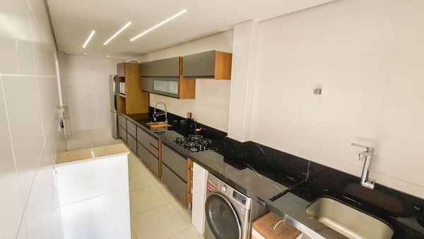 cozinha com armários planejados de primeiríssima qualidade, semi integrada a área de serviço e a varanda gourmet