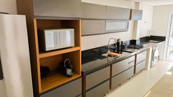 cozinha com armários planejados de primeiríssima qualidade, semi integrada a área de serviço e a varanda gourmet