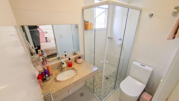 banheiro da suíte bem arejado com box blindex