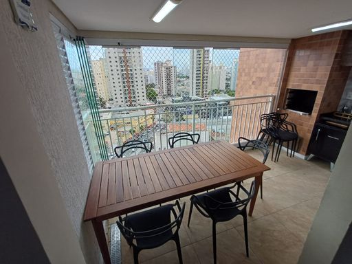 ampla varanda gourmet envidraçada com vista livre, churrasqueira a carvão e tela de proteção!