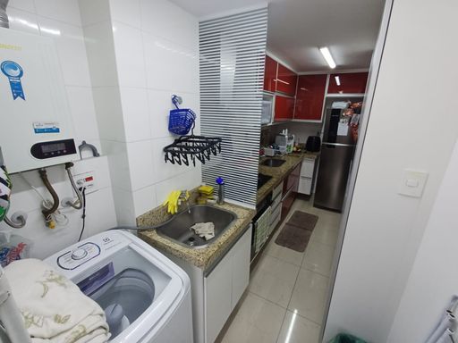 área de serviço arejada com pia em granito e armário planejado, semi integrada a varanda gourmet