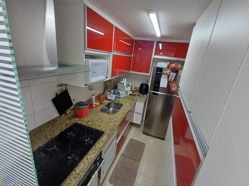 cozinha com armários planejados de primeira qualidade e ampla pia em granito, semi integrada a área de serviço com acesso a varanda gourmet