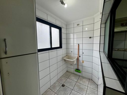 área de serviço arejada com armário planejado