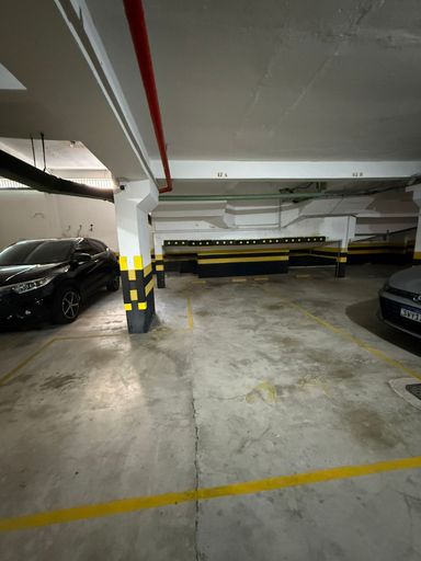 garagem coberta e demarcada