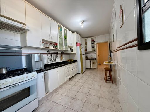 Cozinha ampla com móveis planejados